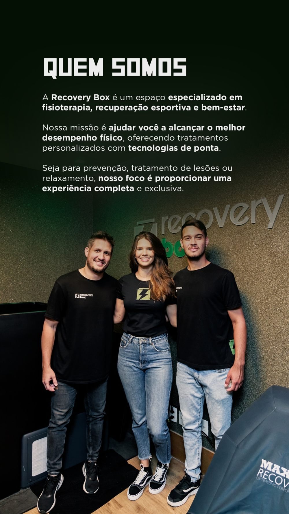 Equipe da Recovery Box na recepção, em frente ao letreiro da marca