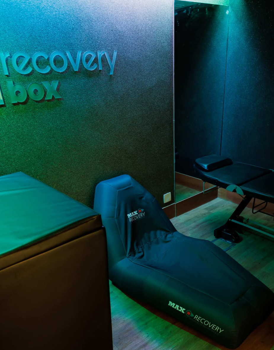 Sala de tratamento e SPA da Recovery Box com poltrona Max Recovery e o letreiro da marca
